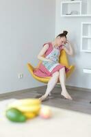 Jeune Dame dans le Jaune fauteuil photo