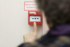 Sénior femme veut à presse un urgence bouton photo