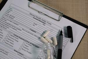 mental santé admission forme et une stylo sur une tableau. photo