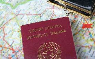 italien passeport sur une carte. photo