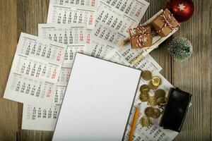 Vide feuille de papier et petit bourse avec pièces de monnaie sur le Nouveau années Contexte. photo