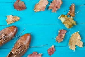 aux femmes des chaussures sur une peint surface photo