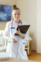 une Jeune souriant médecin habillé dans une blanc professionnel uniforme photo