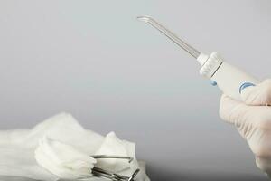 oral irrigateur sur une gris Contexte. photo