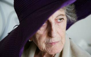 vieux caucasien femme dans une violet chapeau photo