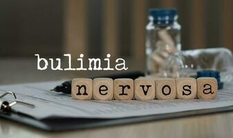 mot boulimie nervosa composé de en bois dés. photo