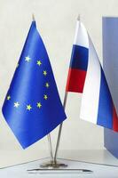 deux drapeaux de le UE et Russie sur une blanc tableau. fermer photo