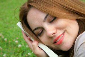 Jeune jolie femme et une livre photo