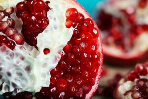 Grenade fruit sur une cyan en bois surface. photo