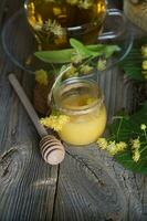 tilleul fleurs mon chéri dans une verre bouteille sur une en bois surface. photo