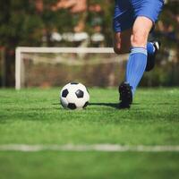 ballon de soccer sur terrain de jeu vert. notion de football photo