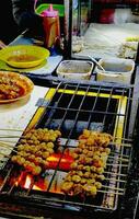 rue vendeurs vente grillé Boulettes de viande sur le côté de le route photo