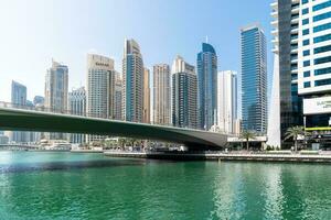 Dubai, uni arabe émirats - Mars 12, 2023-vue de Dubai grattes ciels tandis que en marchant à Dubai Marina pendant une ensoleillé journée photo