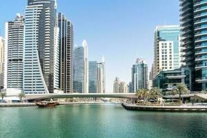 Dubai, uni arabe émirats - Mars 12, 2023-vue de Dubai grattes ciels tandis que en marchant à Dubai Marina pendant une ensoleillé journée photo