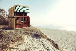 mer baltique orageuse avec chaises de plage et dunes côtières. photo