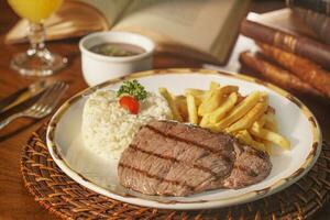 magnifique plat de riz, des haricots et grillé Viande. dans le Contexte vieux livres photo