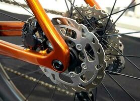 vélo les pièces disque frein bicyclette retour roue dans proche en haut. photo
