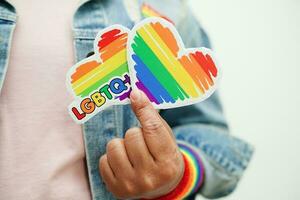 caractère de texte lgbt avec coeur de drapeau arc-en-ciel pour le symbole du mois de la fierté lesbienne, gay, bisexuel, transgenre, droits de l'homme, tolérance et paix. photo