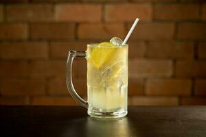 verre de citron vert Caipirinha boisson sur Haut de table dans de face de une brique mur avec texte espace photo