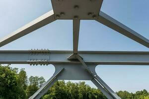 boulons et des noisettes sur métal assiettes de acier structure de lourd devoir tout droit barre transversale de Cadre et pont soutien photo