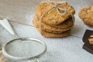 cinq des biscuits avec noix de Grenoble et Chocolat frites photo