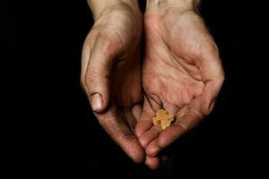 en bois Fait main traverser dans le paume de une paysan femme. photo