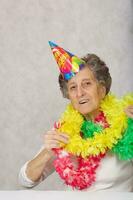 vieux femme prêt à célébrer un un événement photo