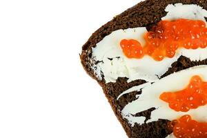 céréale noir pain avec beurre et rouge caviar. photo