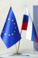 deux drapeaux de le UE et Russie sur une blanc tableau. fermer photo