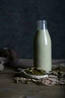 fait maison pistache écrou Lait dans une verre bouteille. photo