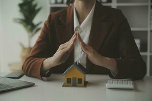 agent de courtage immobilier présentant et consultant le client pour la prise de décision signant un accord de formulaire d'assurance, modèle d'achat et de vente de maison, concernant l'offre de prêt hypothécaire et l'assurance habitation photo