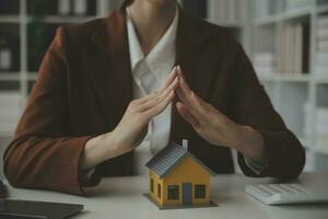 agent de courtage immobilier présentant et consultant le client pour la prise de décision signant un accord de formulaire d'assurance, modèle d'achat et de vente de maison, concernant l'offre de prêt hypothécaire et l'assurance habitation photo