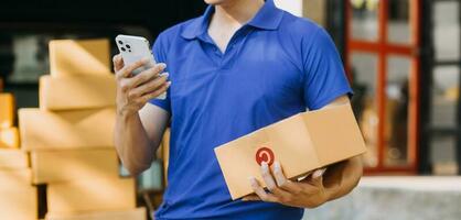 livraison homme avec papier carton boîte vérification document liste dans van et colis sur siège à l'extérieur le entrepôt. photo
