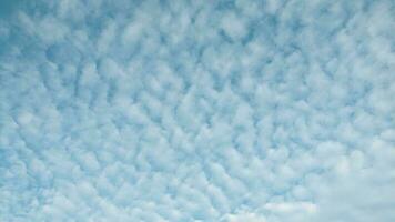 magnifique blanc des nuages sur le bleu ciel pour Contexte photo