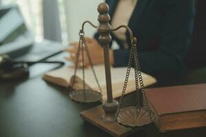 concept de justice et de droit. juge masculin dans une salle d'audience avec le marteau, travaillant avec, clavier d'ordinateur et d'accueil, lunettes, sur table à la lumière du matin photo