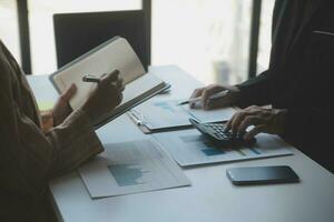 documents d'affaires, auditeur femme d'affaires vérifiant le document de recherche juridique préparer des documents ou un rapport pour analyse temps d'impôt, documents comptables données contrat partenaire traiter au bureau du lieu de travail photo