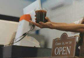 Jeune asiatique début en haut petit affaires propriétaire ouvert le café magasin et restaurant. petit affaires propriétaire et un service esprit. photo