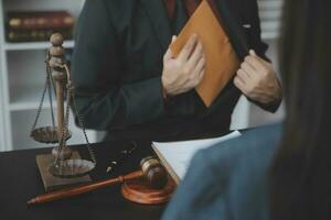 avocat masculin travaillant avec des documents contractuels et un marteau en bois sur table dans la salle d'audience. justice et droit, avocat, juge de la cour, concept. photo