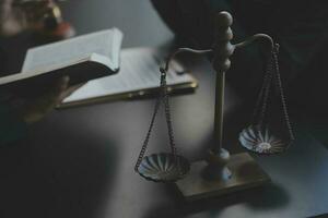 avocat masculin travaillant avec des documents contractuels et un marteau en bois sur table dans la salle d'audience. justice et droit, avocat, juge de la cour, concept. photo