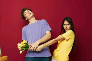 portrait de une homme et une femme cadeau bouquet de fleurs amusement isolé Contexte inchangé photo