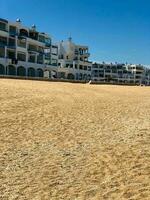 harmonie de plage sable, bâtiments et splendeur de la nature photo
