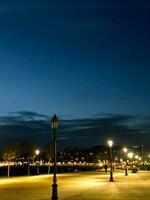 nuit sur passerelle dans le Publique parc photo