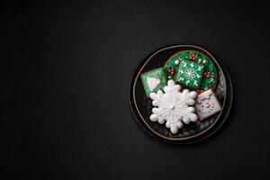 magnifique Noël ou Nouveau année coloré fait maison pain d'épice biscuits photo