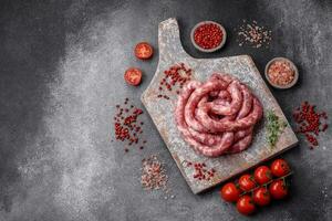 brut saucisses de porc ou du boeuf avec sel, épices et herbes photo