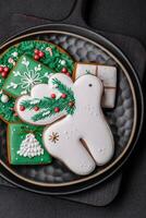 magnifique Noël ou Nouveau année coloré fait maison pain d'épice biscuits photo