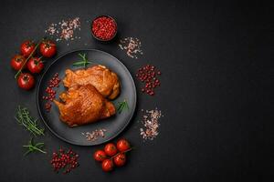 délicieux frit ou fumé poulet les cuisses grillé avec épices et herbes photo