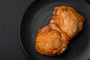 délicieux juteux poulet les cuisses cuit avec sel, épices et herbes dans une céramique assiette photo