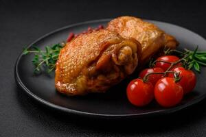 délicieux juteux poulet les cuisses cuit avec sel, épices et herbes dans une céramique assiette photo