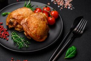 délicieux juteux poulet les cuisses cuit avec sel, épices et herbes dans une céramique assiette photo