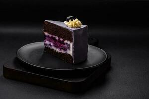 délicieux Frais myrtille ou cassis gâteau avec crème fromage photo